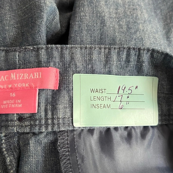 Isaac Mizrahi Lightweight Chambray Shorts - Picture 3 of 5